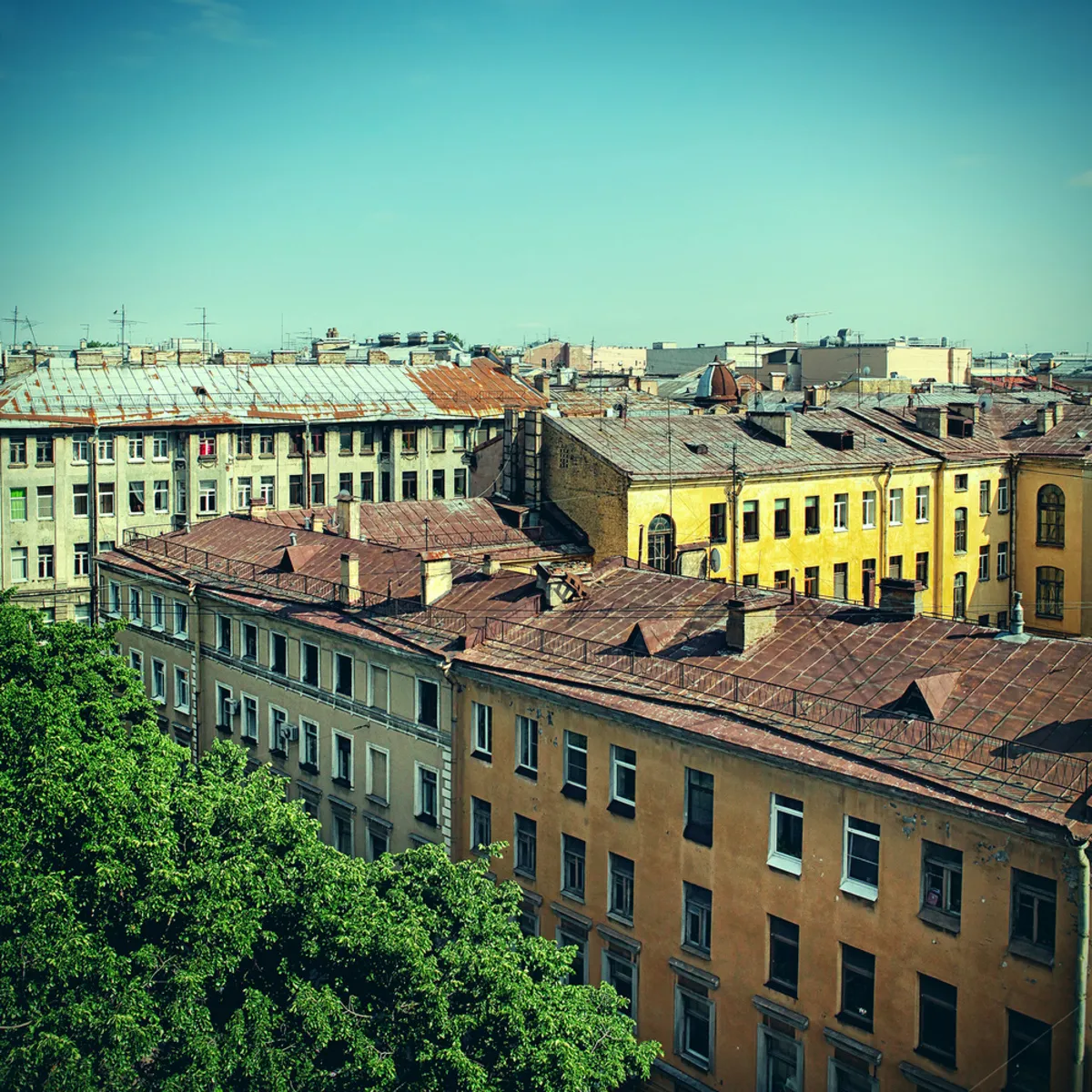 Photos of old houses with a vignette effect | Skylum Blog