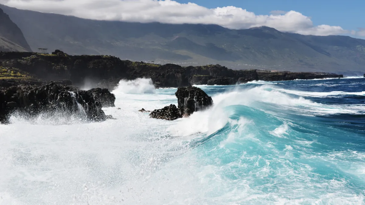 Photo of the shore with waves | Skylum Blog