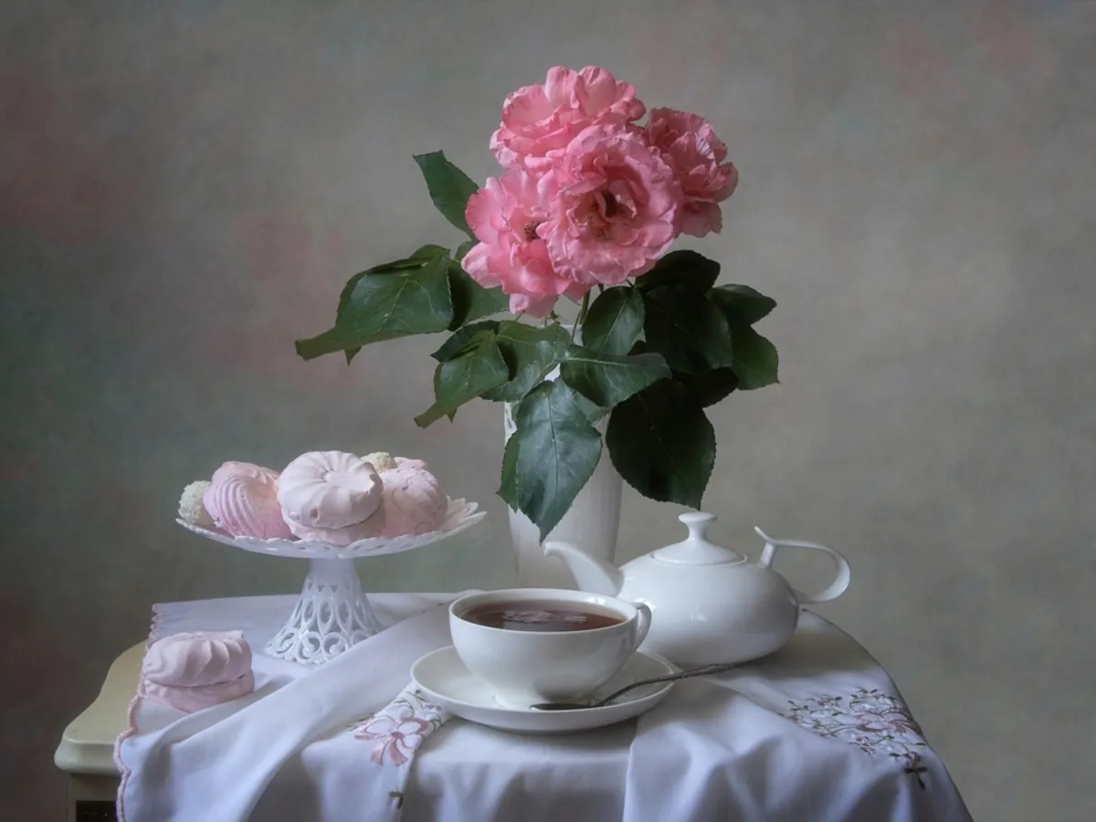 Vase with roses tea and marshmallows | Skylum Blog