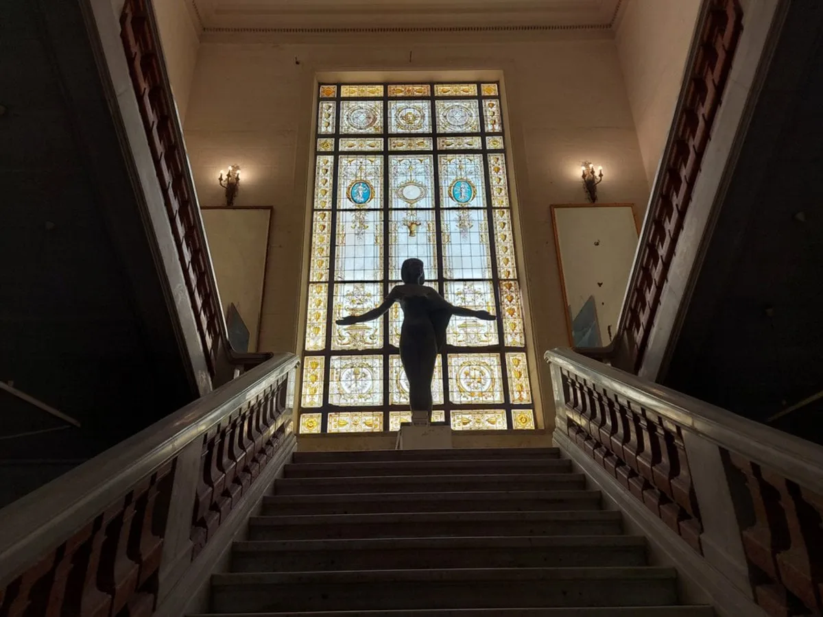 Steps with a statue photo from below | Skylum Blog