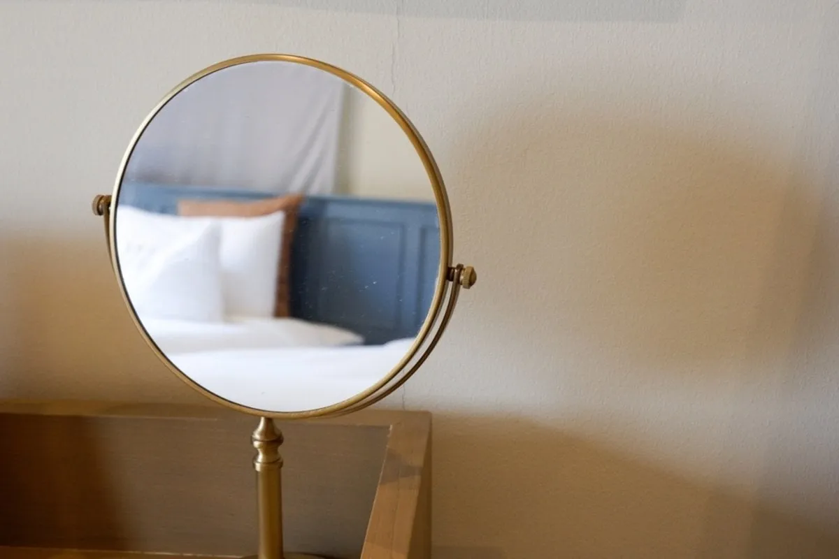 Reflection of a bed in a mirror | Skylum Blog