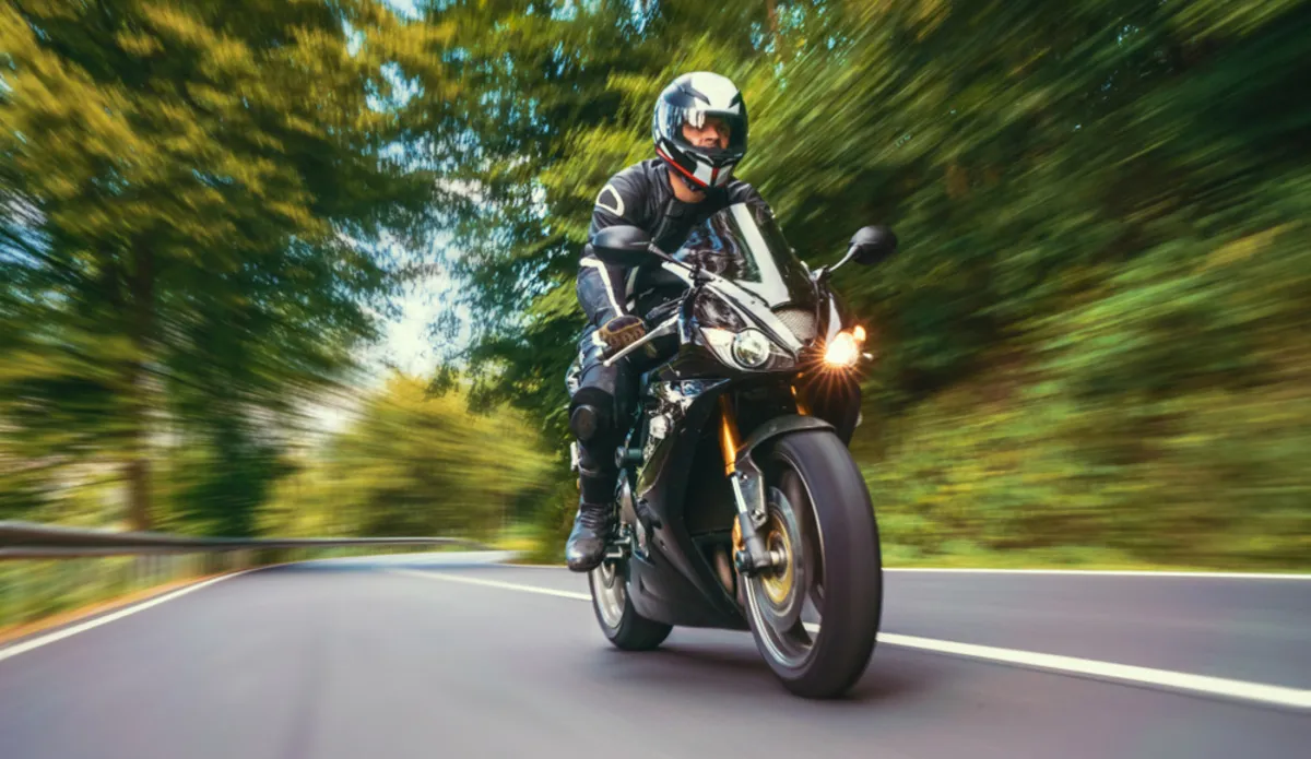 Motorcyclist on the road panning effect | Skylum Blog