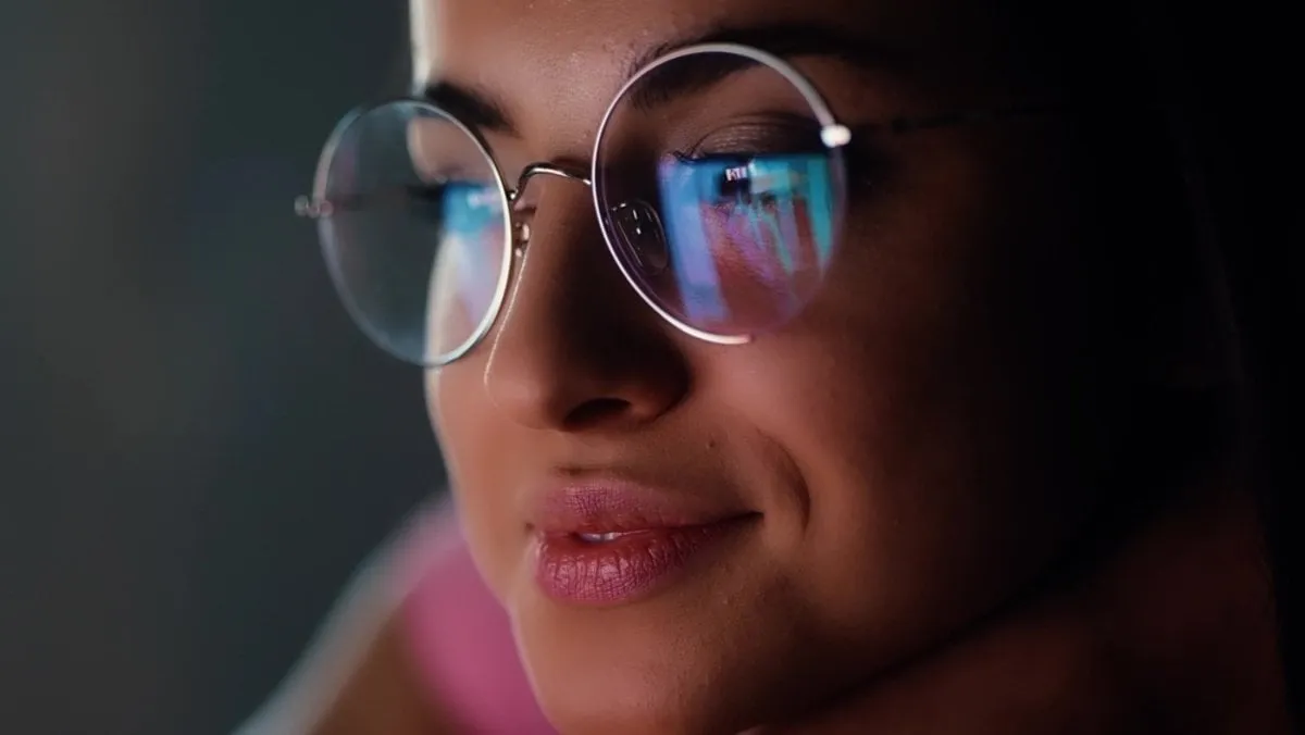 Portrait of a girl with glasses | Skylum Blog