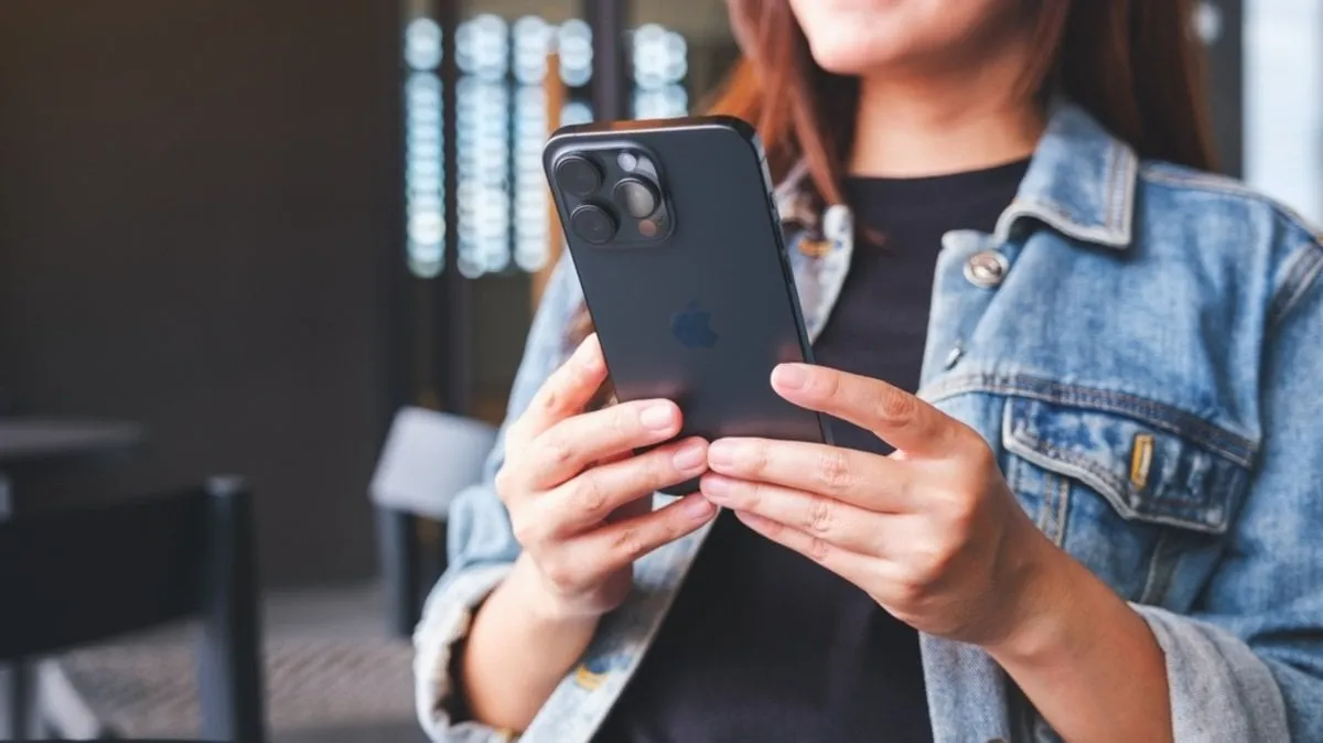 A girl holds an iPhone in her hands | Skylum Blog