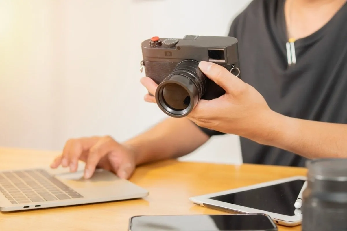 A photographer with a camera in his hands | Skylum Blog