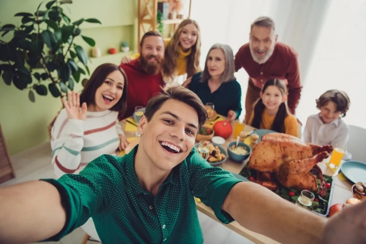 Family selfie at the Thanksgiving table | Skylum Blog