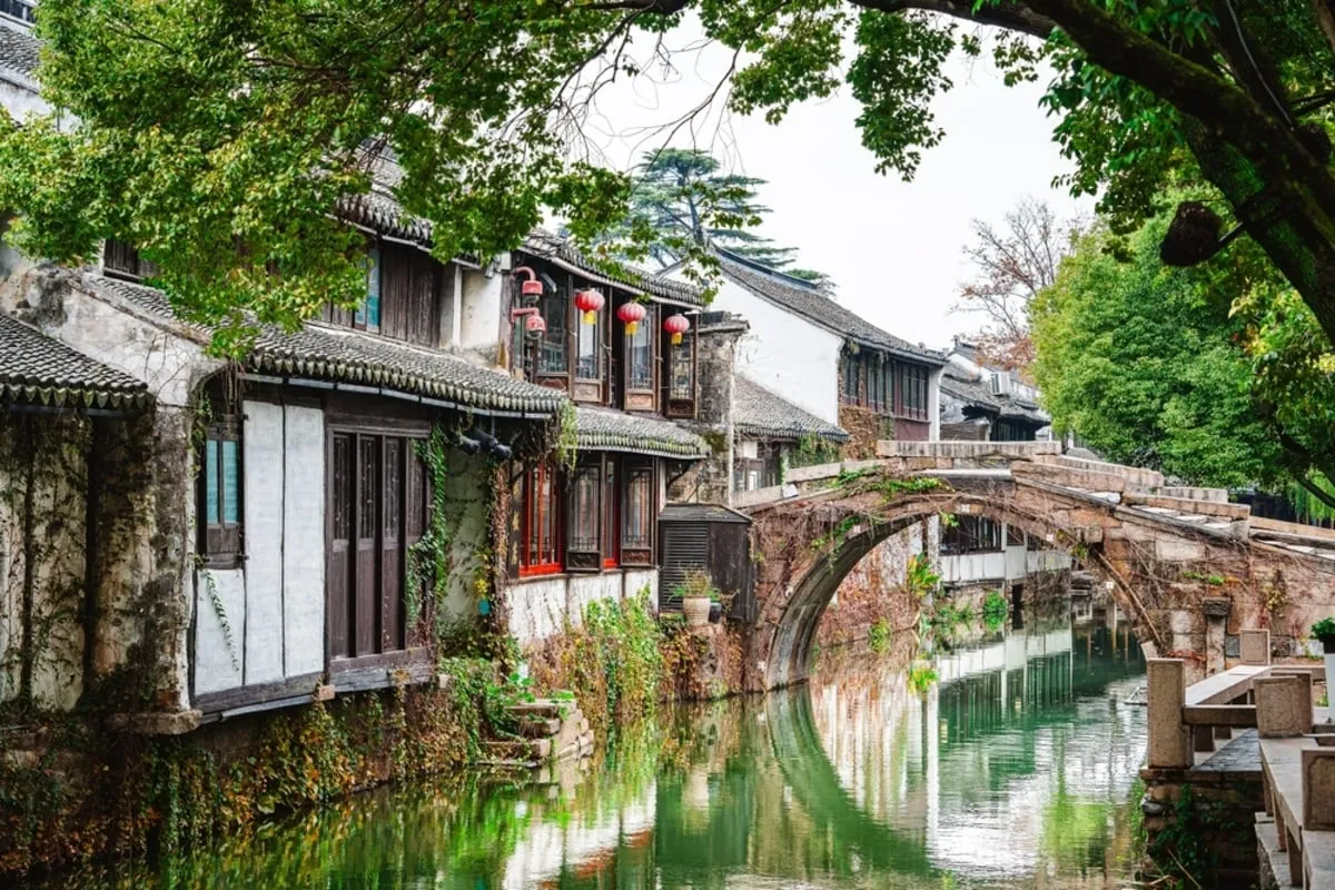 Photos of Chinese houses with water and a bridge | Skylum Blog