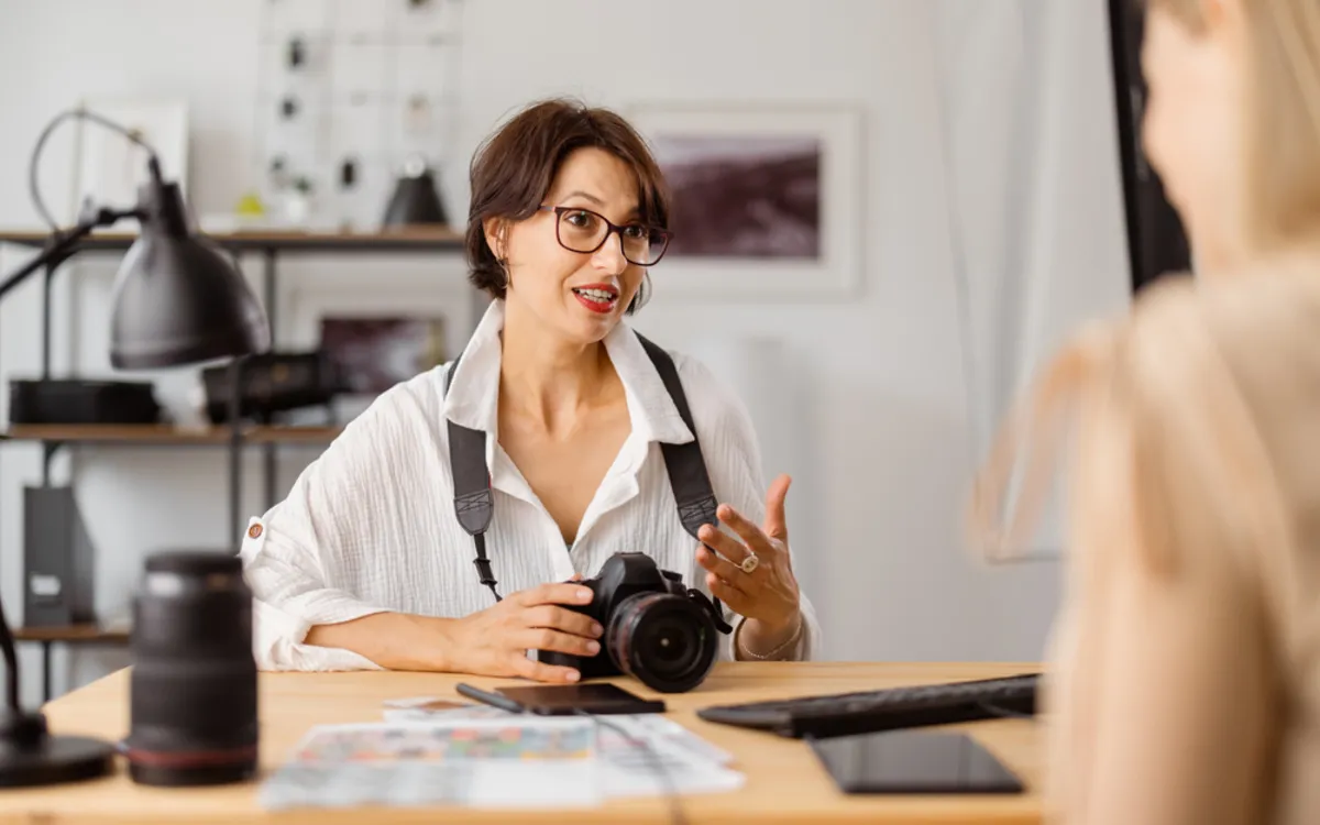 A photographer communicates with a client | Skylum Blog
