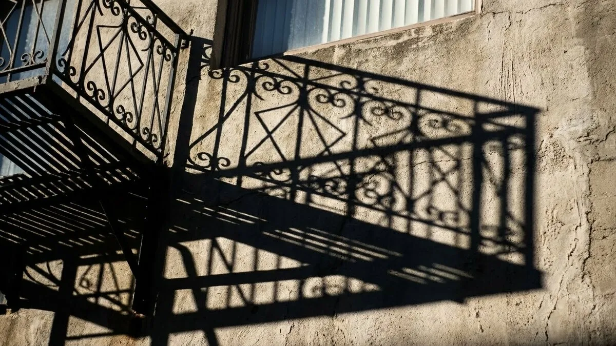 The shadow of the stairs on the wall | Skylum Blog