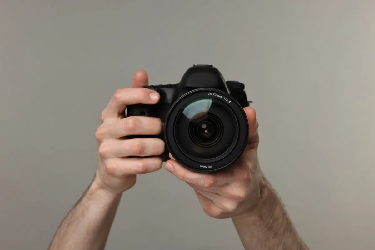 Camera in the hands of the photographer | Skylum Blog