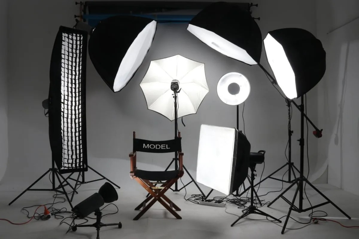 Light sources in a photo studio | Skylum Blog