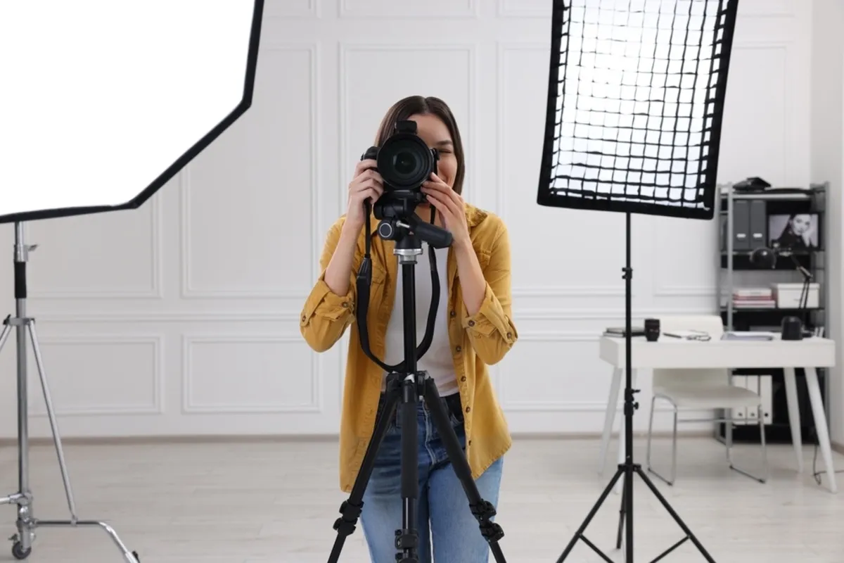 The photographer wants a photo in the studio | Skylum Blog