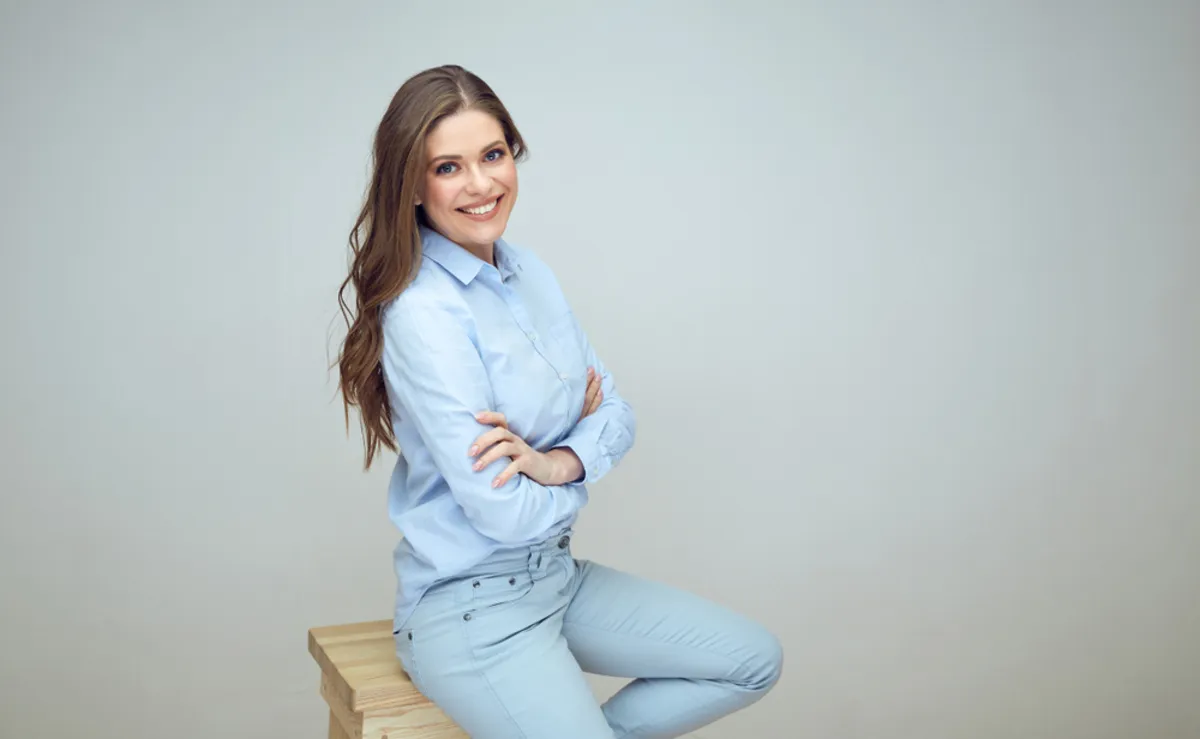 Portrait of a girl on a chair in a studio | Skylum Blog