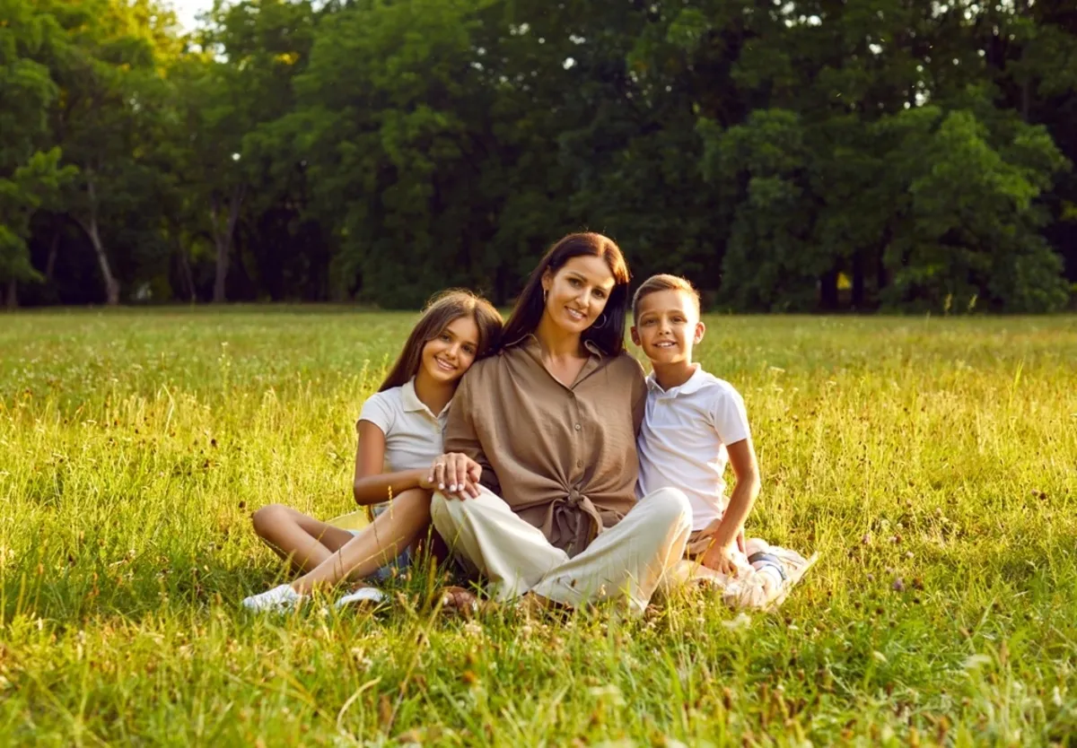 Portrait of a mother with children in a park | Skylum Blog