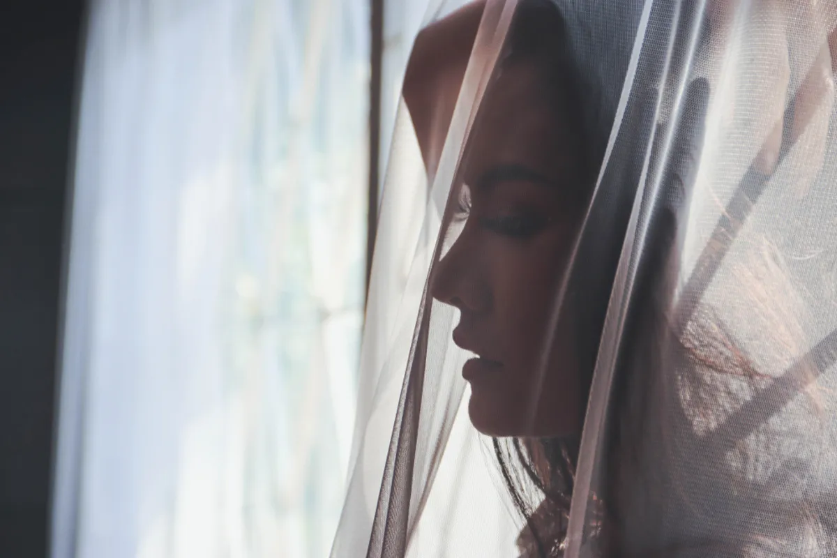 Portrait of a girl under tulle | Skylum Blog