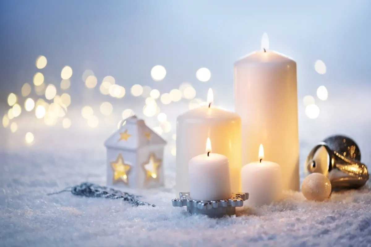 Lit candles in the snow | Skylum Blog