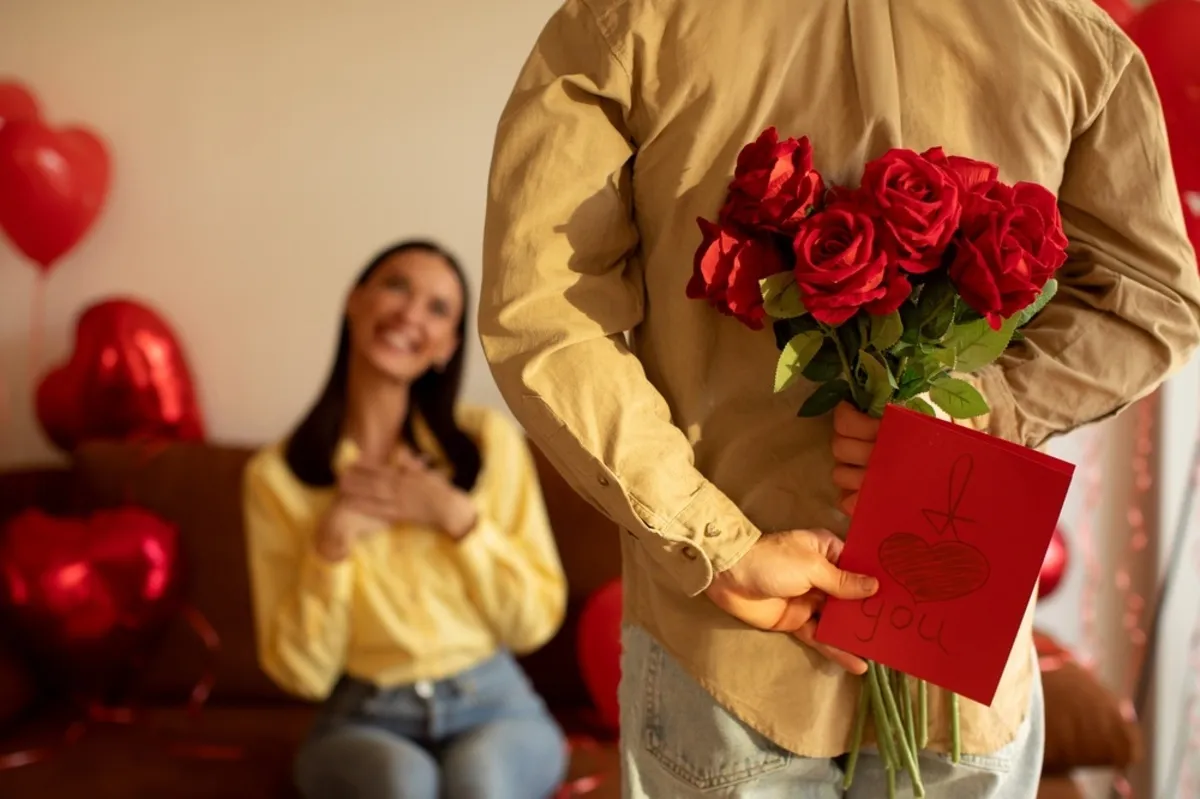 Couple with red roses and heart balloons | Skylum Blog