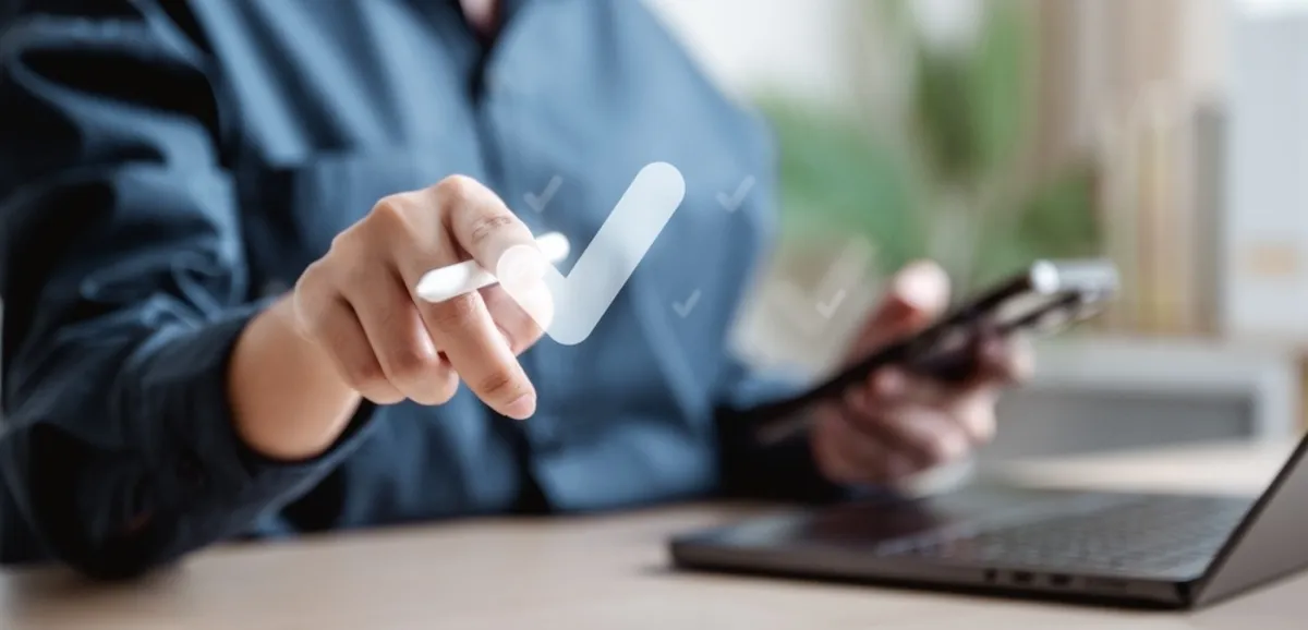 A man points to a check mark | Skylum Blog