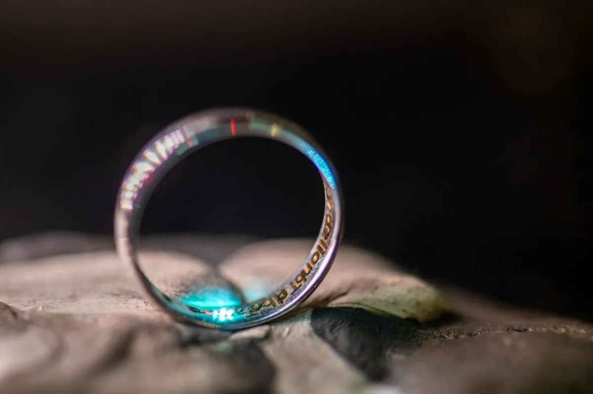 Photo of a ring with engraving | Skylum Blog