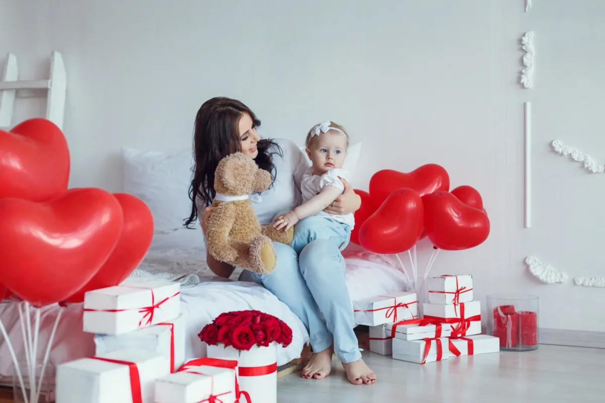 A mother and her baby at a Valentine's Day photo shoot | Skylum Blog