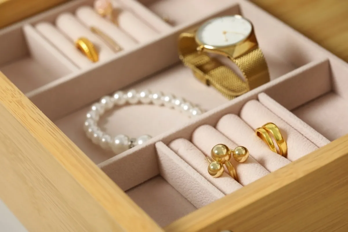 Photo of rings with other jewelry in a box | Skylum Blog
