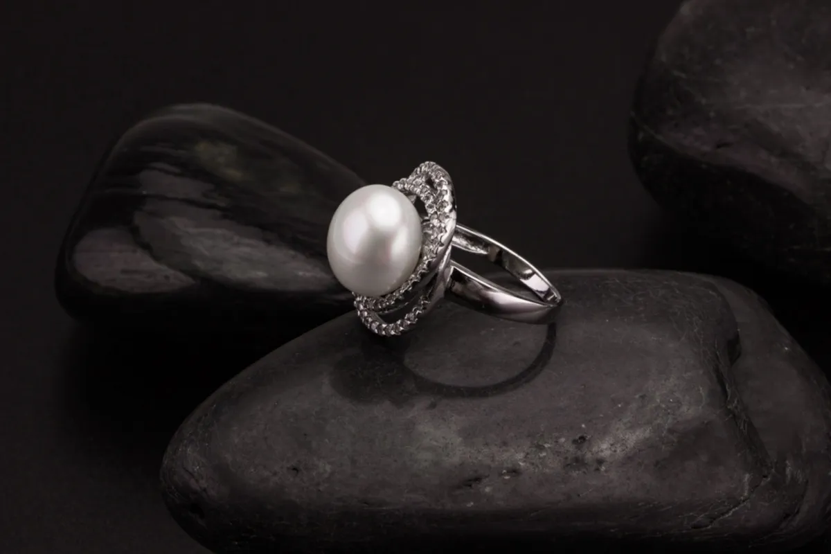 Ring with pearls on stones | Skylum Blog