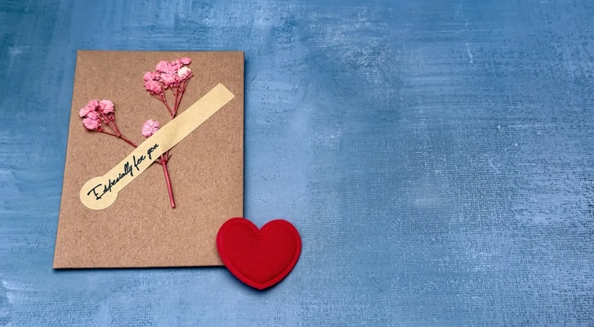 Dried flower and wooden heart on a craft paper card | Skylum Blog