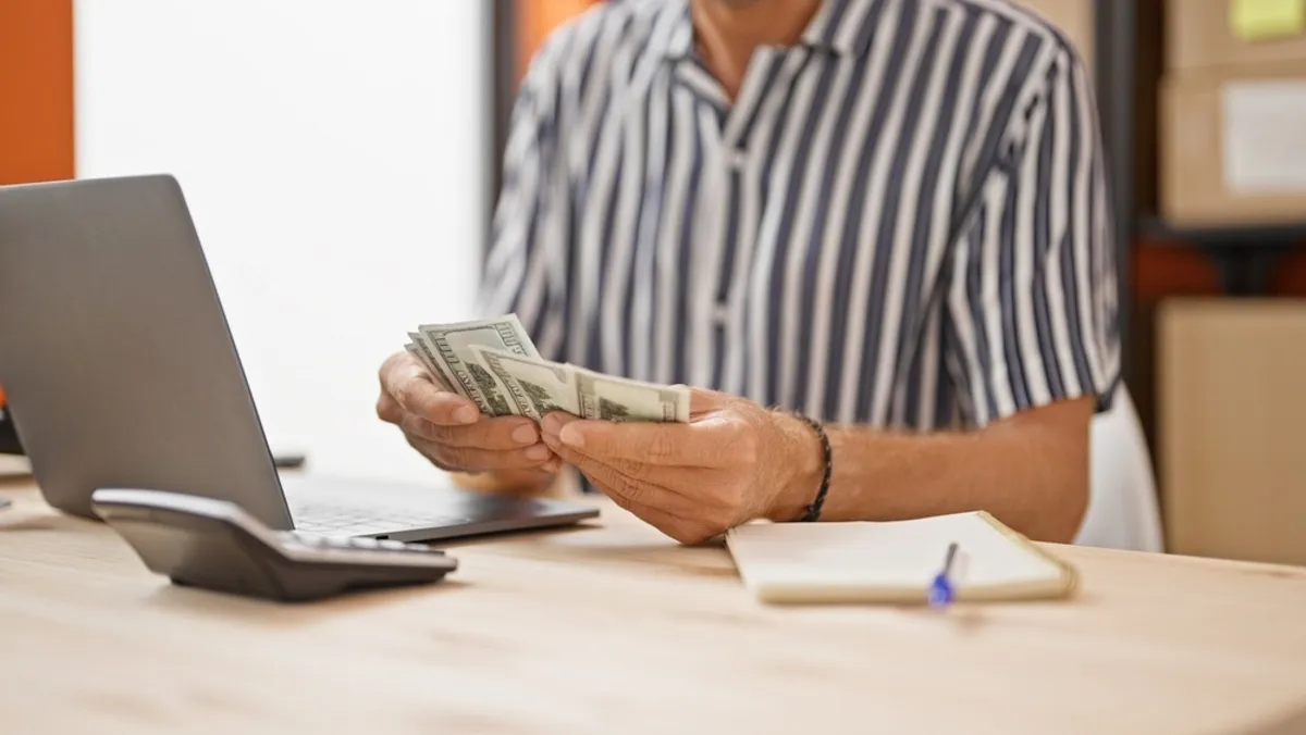 A man counts money | Skylum Blog