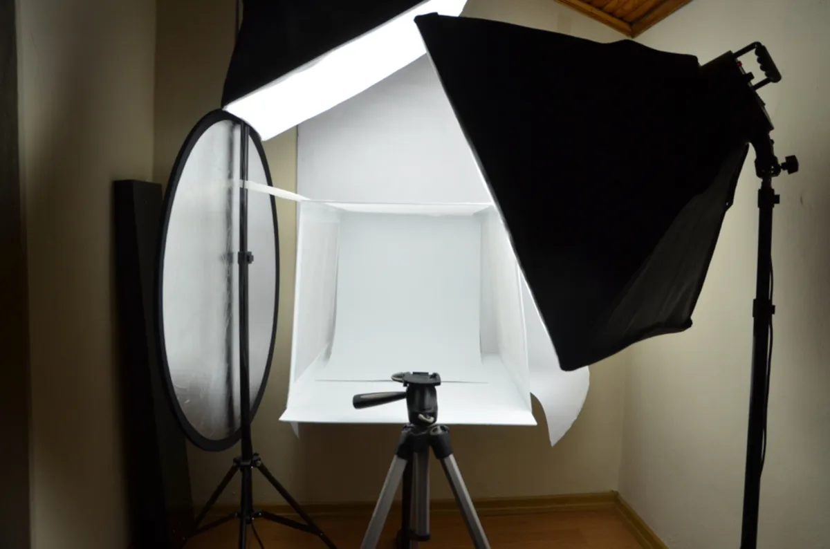 Studio lighting for product photography | Skylum Blog