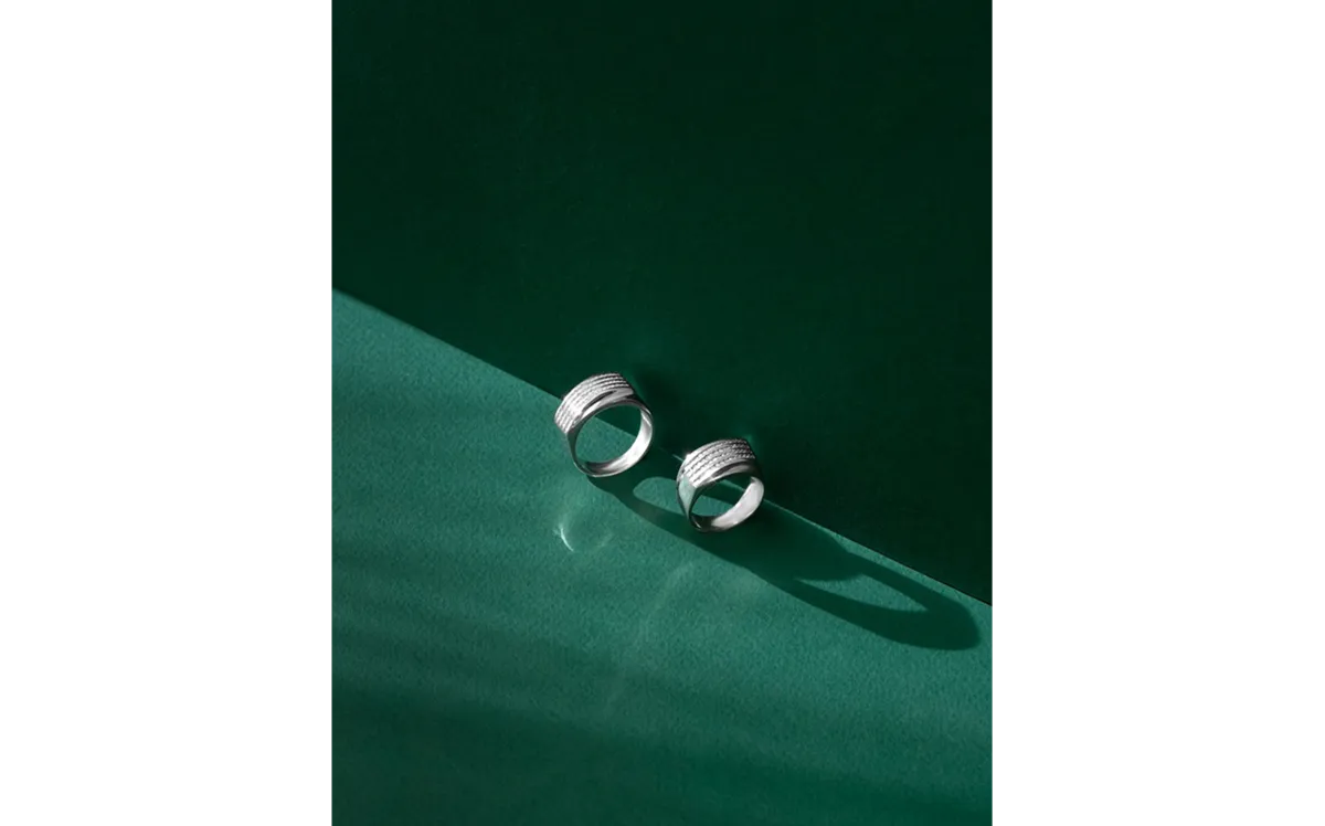 Rings on a green background | Skylum Blog