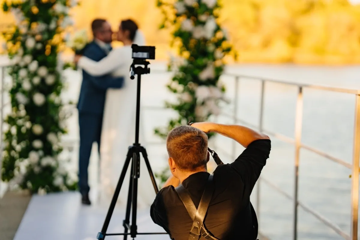 A photographer takes pictures of newlyweds | Skylum Blog