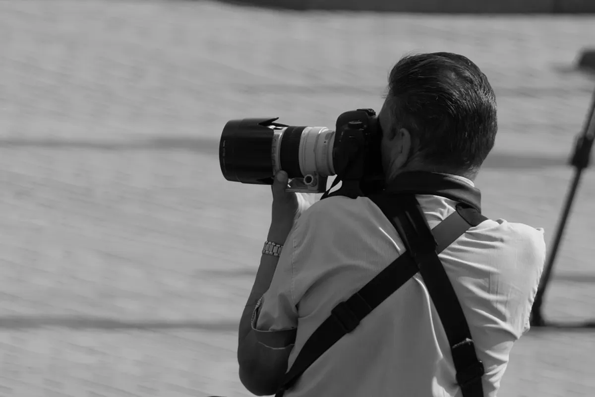 A photographer takes a photo | Skylum Blog