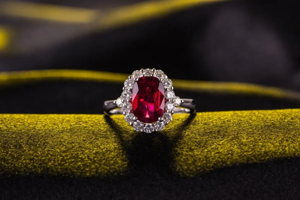 Photo of the ring with backlighting | Skylum Blog