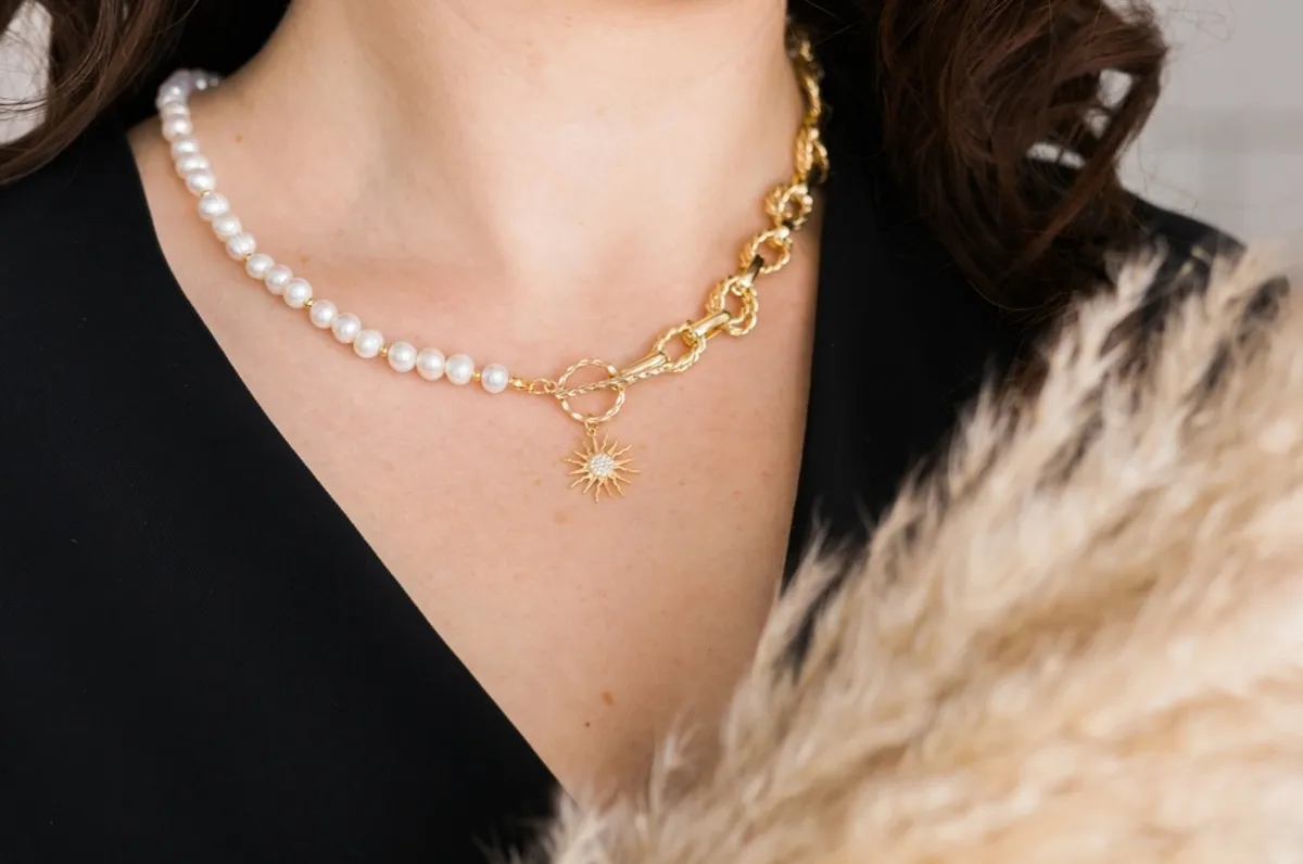 Photo of a necklace on a girl's neck | Skylum Blog