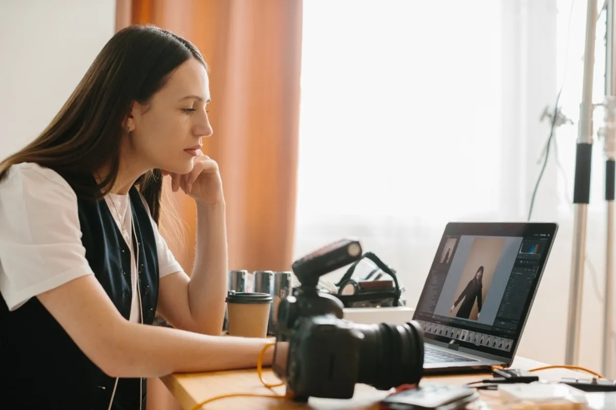 Photographer in front of a laptop screen | Skylum Blog 