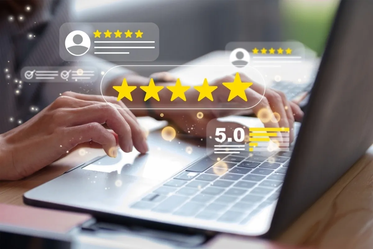 Reviews in the air above the laptop | Skylum Blog