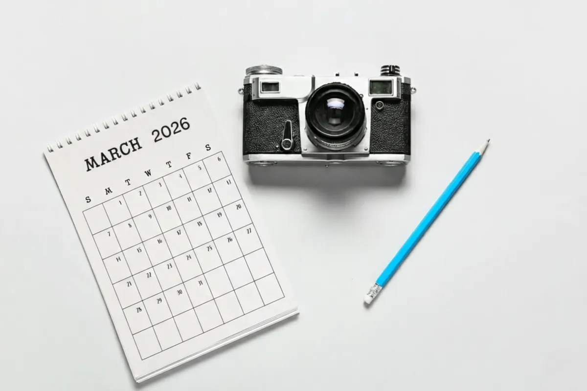 A calendar and a camera on the table | Skylum Blog