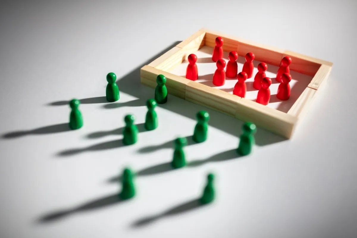 Red and green men | Skylum Blog