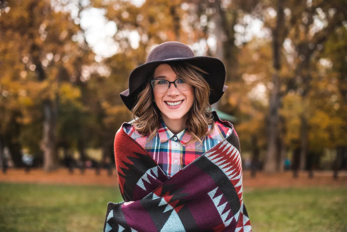 Autumn portrait of a girl in a hat | Skylum Blog