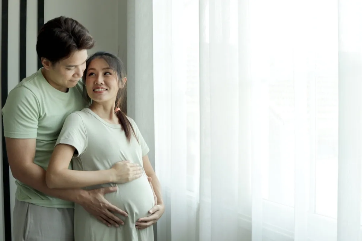 A man and a pregnant woman hug her belly | Skylum Blog