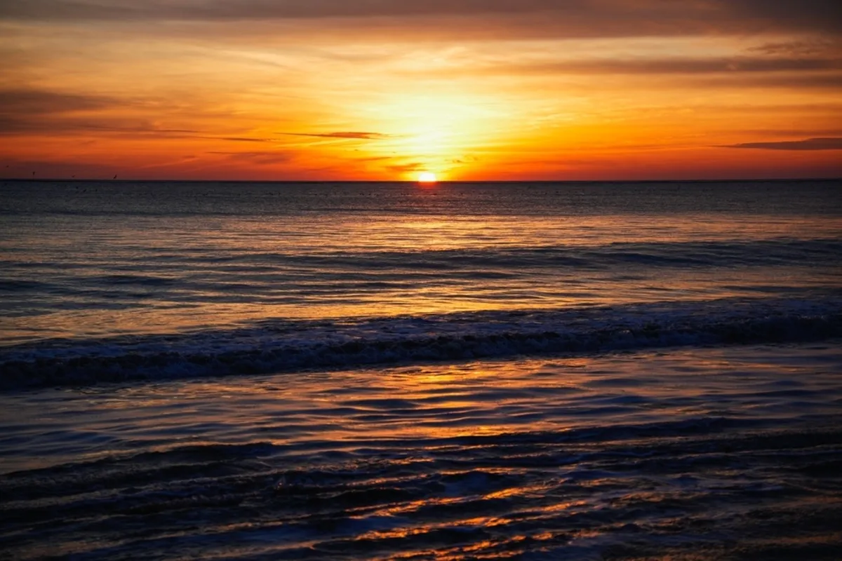 Photo of the ocean during golden hour | Skylum Blog