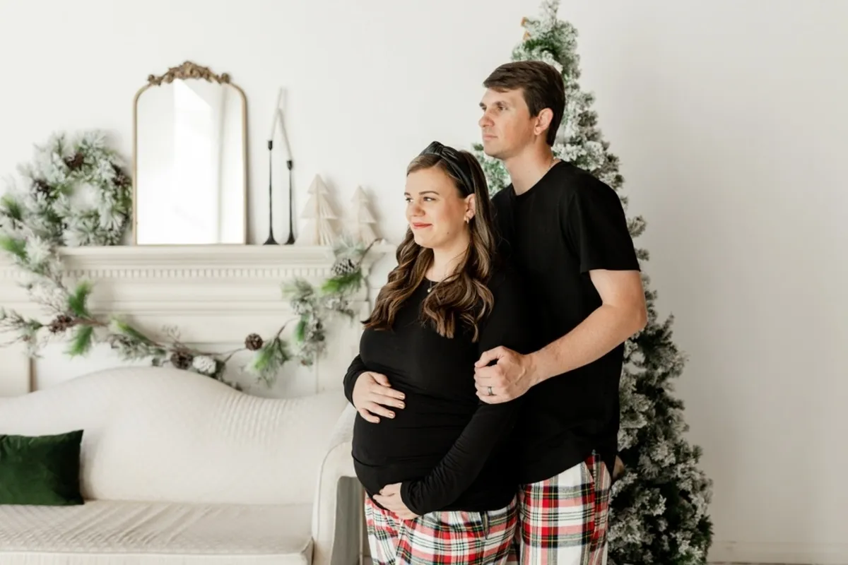 A man and his pregnant wife look into the distance | Skylum Blog