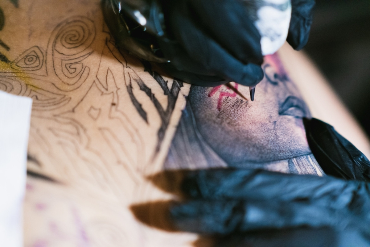 A close-up view of the tattoo process | Skylum Blog