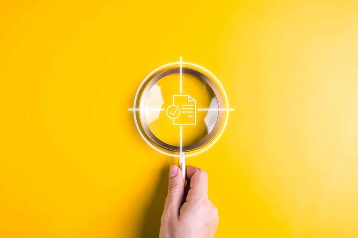 Magnifying glass over a folder | Skylum Blog