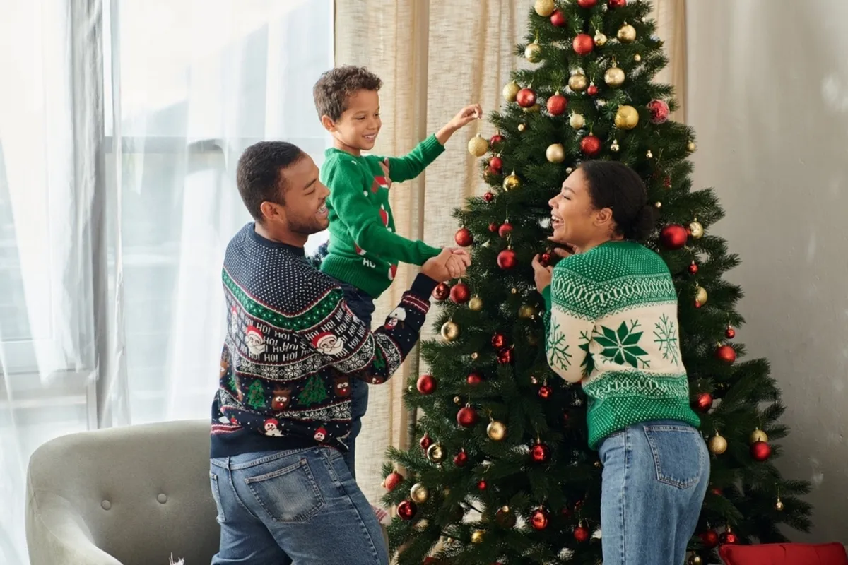 A family decorates a Christmas tree | Skylum Blog