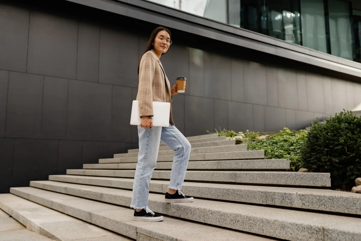 A full-length photo of a girl on the steps | Skylum Blog