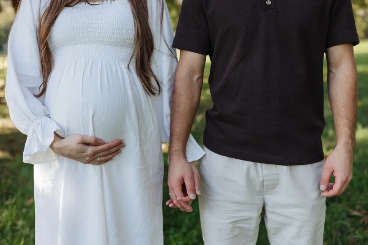 Husband and pregnant wife holding hands | Skylum Blog