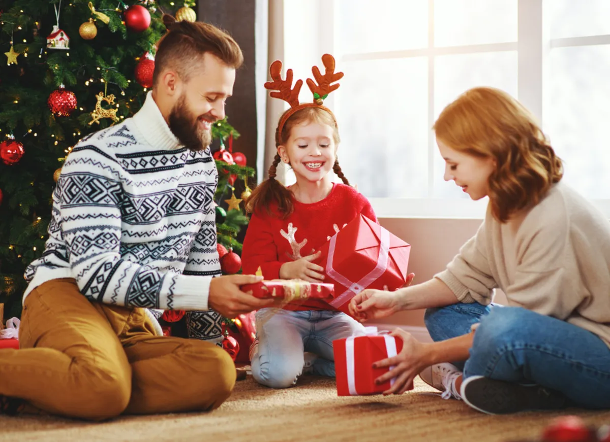 Parents and daughter exchange gifts | Skylum Blog