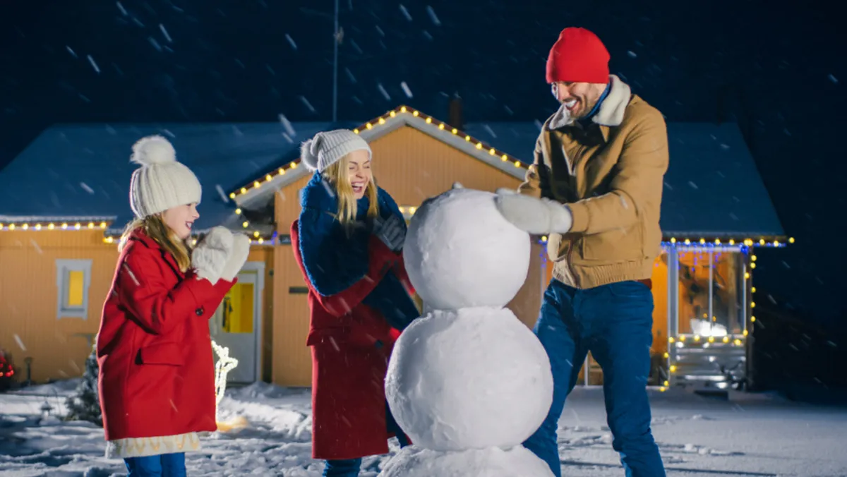 A family is making a snowman | Skylum Blog
