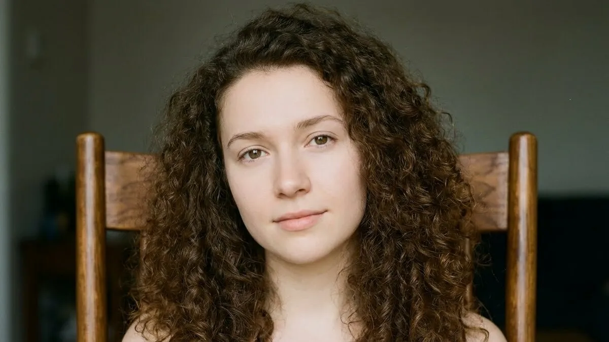 Portrait of a girl with front light | Skylum Blog